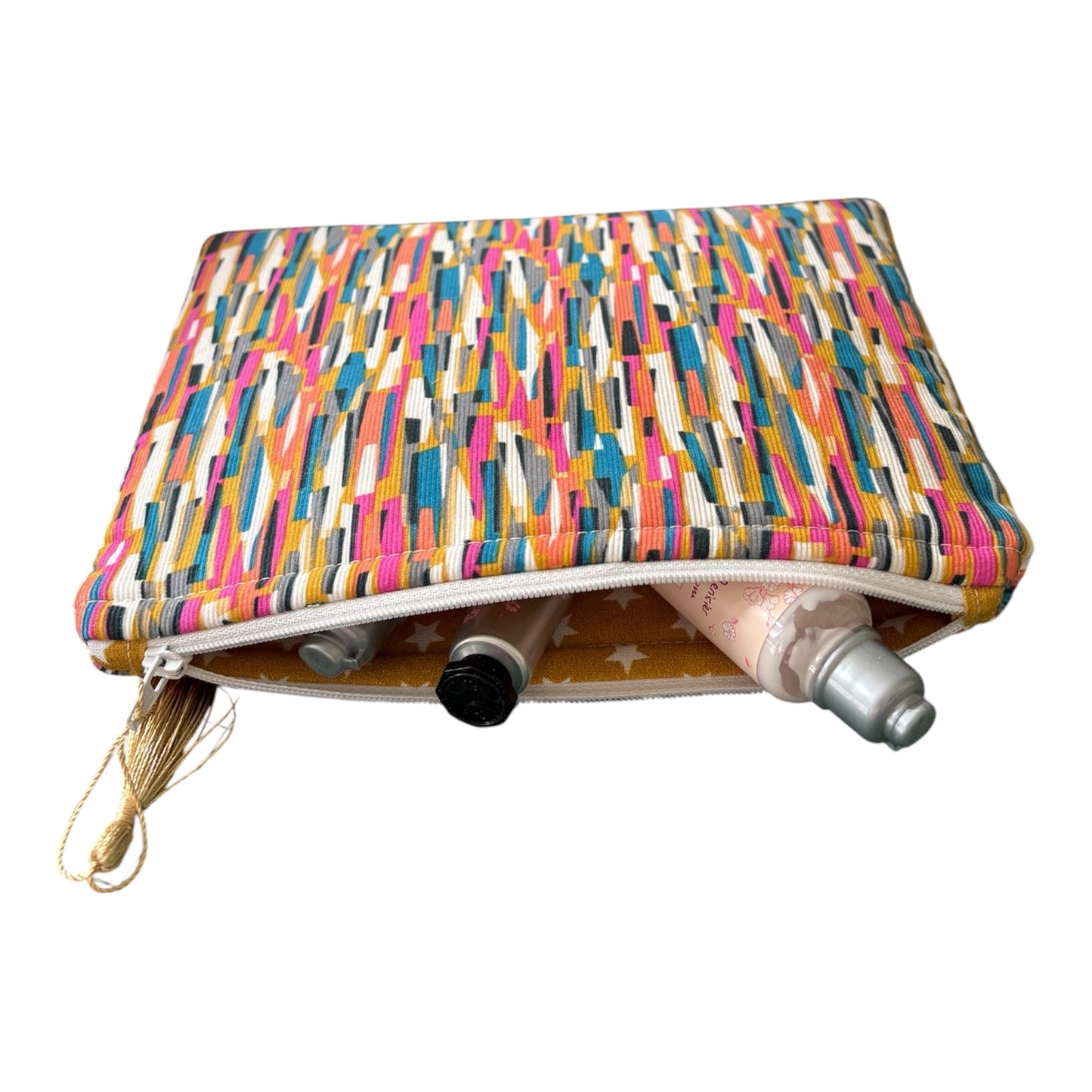 Although the purse can be used for cosmetics, it could also be used for accessories or a document purse if going on a short break or holiday. Please note the toiletries in the photo are not included and are for illustrative purposes only.